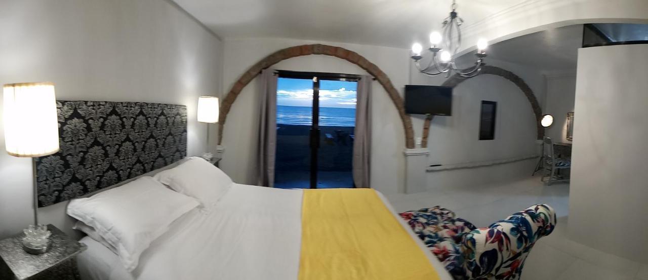 Sunbloom Beachfront Hotel And Restaurant Zambales Sinabacan Exterior foto